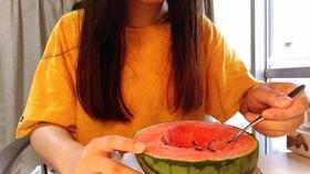 留学生吃瓜和娱乐圈吃瓜,揭秘全球“吃瓜”文化现象  第1张